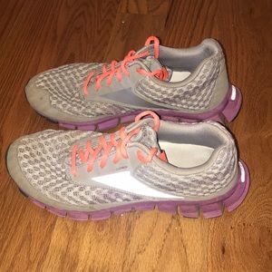 Tennis shoes